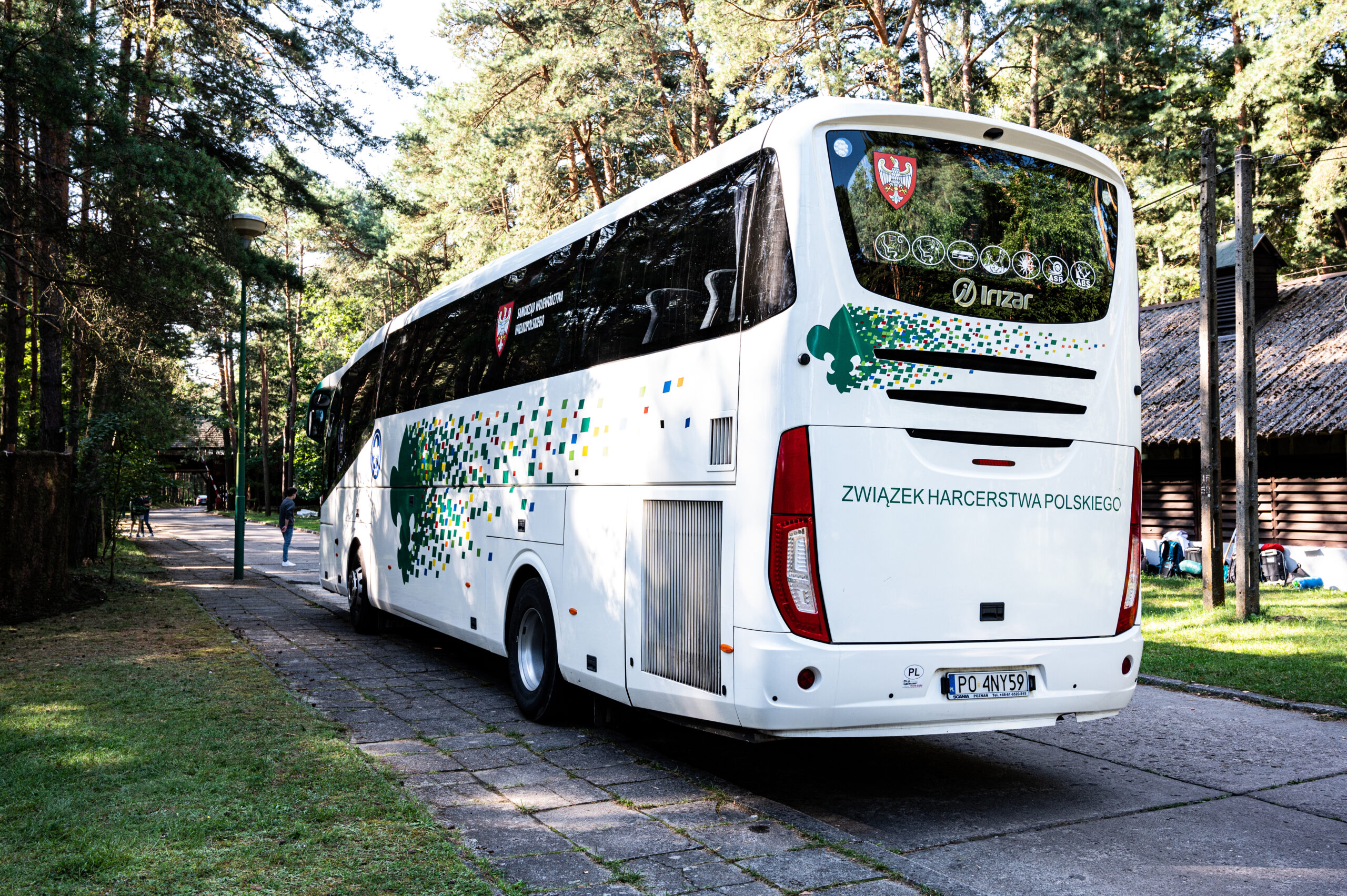 Autobus turystyczny na parkingu – profesjonalny wynajem autobusów